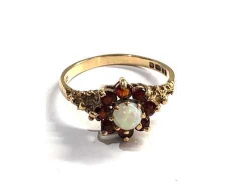 9ct gold opal &amp; garnet  ring weight 2.2g 