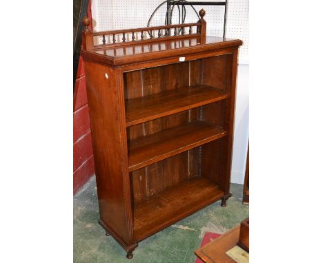 An Edwardian mahogany and pine three shelf open bookcase, turned top rail, reeded sides, turned feet. 