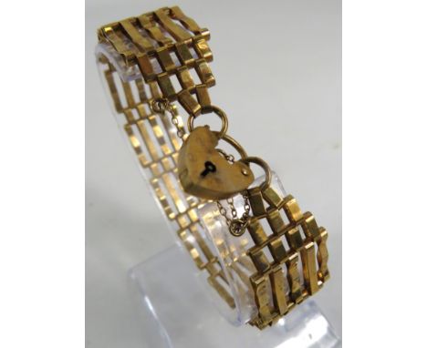 9ct gold 5 bar gate bracelet with padlock and saftey chain. 10.4 grams.
