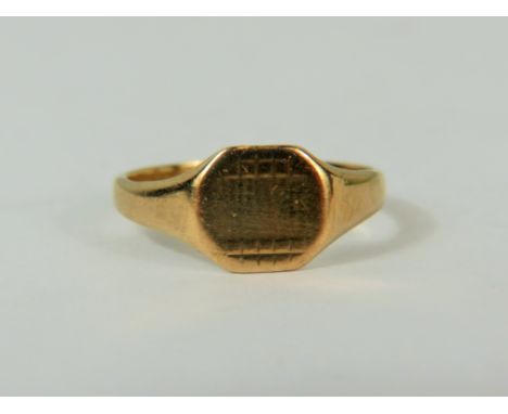 9ct Yellow Gold Signet Ring. Halllmarked for Birmingham 1981  Finger size 'M'   2.0g