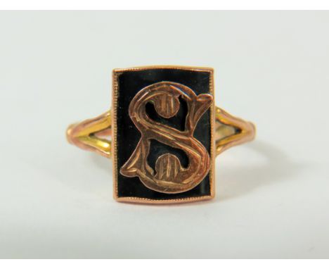 9ct Yellow Gold Vintage Ring set with a Jet square with the letter 'S' in Gold.  Finger size 'N'   2.0g