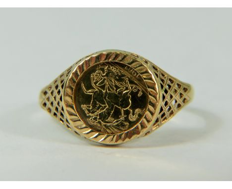 9ct Yellow Gold Mesh sided ring to hold a quarter sovereign, set with faux gold coin .  Finger size P-5    1.5g