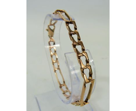 9ct Yellow Gold Chunky Bracelet with Lobster Claw fastener.  7.5 inches long.  10.4g