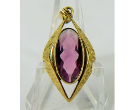 Lovely Boat shaped 14ct Yelllow Gold pendant set with an Oval Amethst which measures approx 28 x 18 mm.    Total weight 2.8