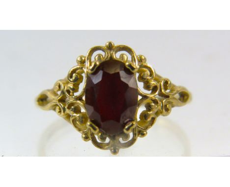 9ct gold Garnet ring, finger size M.5. 1.4 grams.