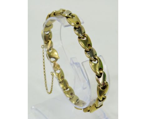Lovely 9ct Gold Bracelet set with alternate Yellow and White Gold links. Lobster claw catch and safety chain fitted. 7.5 inch