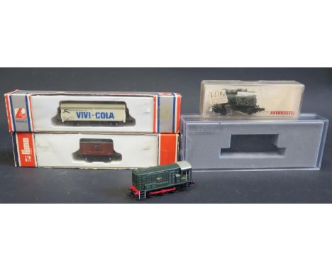 A Grafar Graham Farish N Gauge D3032 Diesel Locomotive Appears mint/near mint and three rolling stock. 