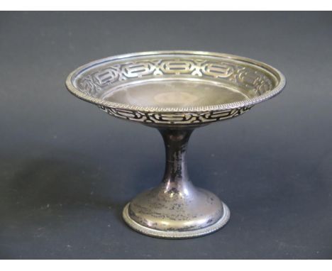 A George V Silver Comport with pierced border, Birmingham 1912, W. H. Haseler Ltd., 154g, 15.5cm diam. 
