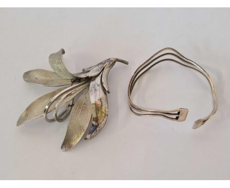 A LARGE SILVER IRIS BROOCH &amp; SILVER BANGLE