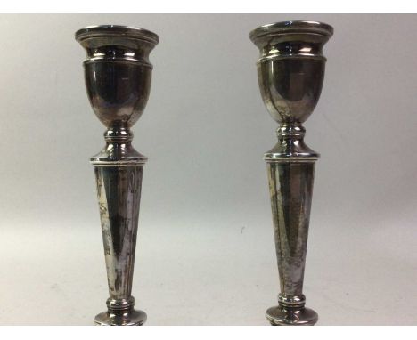 PAIR OF ELIZABETH II SILVER CANDLESTICKS, BIRMINGHAM 1981 on a circular base