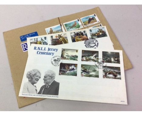 GROUP OF VARIOUS STAMPS, including Great Britain examples, also various postcardsQty: contained in a vintage case 