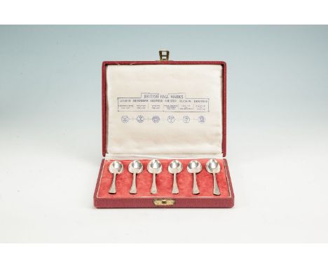 A CASED SET OF SILVER TAPER HANDLE TEA SPOONS with twin golf club motifs. Sheffield 1993, in a fitted case