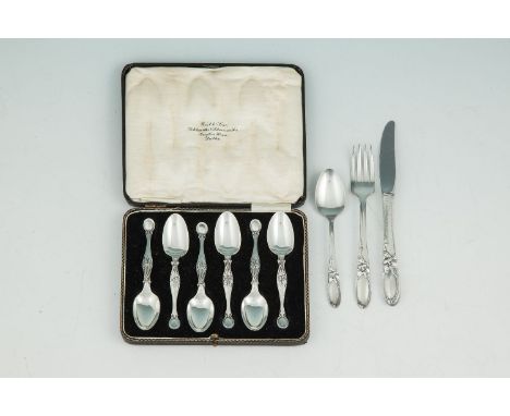 A CASED SET OF SIX ART NOUVEAU SILVER TEASPOONS, Sheffield 1911, mark of James Deakin and Sons, the tapering handle with flor