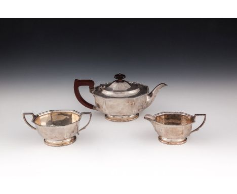 AN EDWARDIAN SILVER THREE PIECE TEA SERVICE, Birmingham, comprising of teapot, sugar bowl and cream jug, each of oval panelle