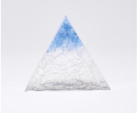 Reid, Colin Dreieckiges Objekt (Cheshire 1953 geb.) Farbloses Glas mit blauen Farbeinschmelzungen an einer Ecke, gegossen im 
