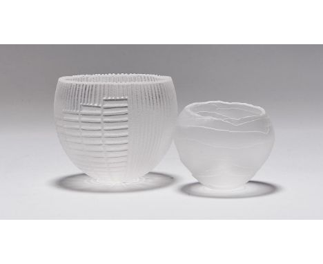 Bowden, Sandra (Sandy) Zwei kleine Kugelschalen (Großbritannien 1957 geb.) Farbloses, mattiertes Glas, eine mit unregelmäßige