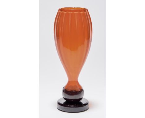 Vase "Filetés" Verreries Schneider, Epinay-sur-Seine - 1922-25 Keulenförmiger und längsgerippter Korpus, am Ansatz mit großem