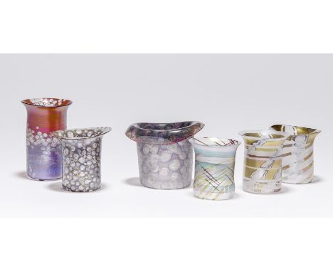 Moje-Wohlgemuth, Isgard Set von sechs kleinen Zylindervasen (Gumbinnen 1941-2018 Hamburg) Farbloses Glas mit Bemalung durch i