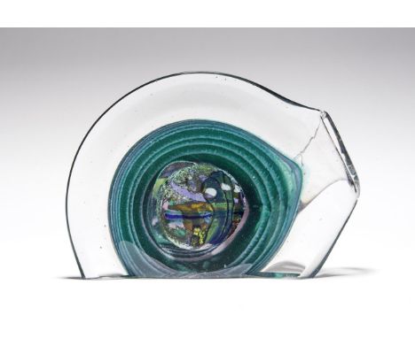 Barnstedt, Harald Objekt ohne Titel (Wiener Neustadt 1960 geb.) Unregelmäßige Trichterform. Farbloses Glas mit bunten Farbein