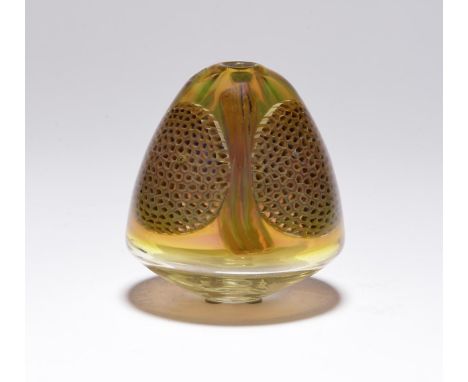 Kehr, Günter Bikonische Solifleurvase (Wiesbaden 1934-2016) Farbloses Glas mit drei Scheiben aus wabenartig miteinander versc