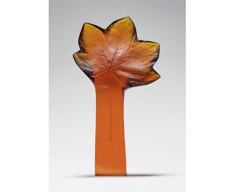 Adensamová, Blanka Kleine Blattskulptur (Turnov 1958 geb.) Blatt eines Ahorns auf rechteckigem Postament. Rostrotes Glas, for
