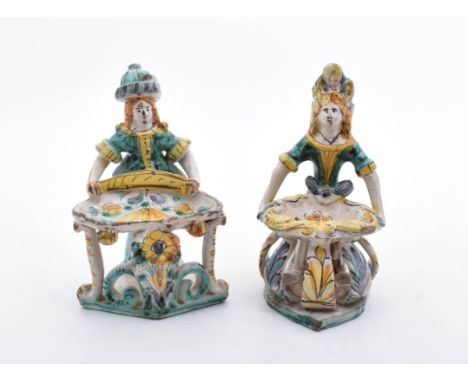 Zwei figurale Salieren Ariano Irpino oder San Quirico, 18. Jh. Standfiguren vor einer Art Konsoltisch. Weiß glasierte Majolik