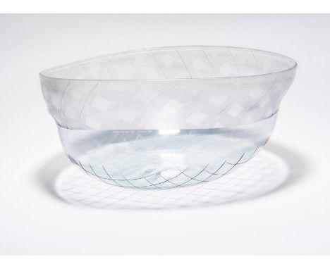 Williams, Christopher Große Schale (Surrey 1949 geb.) Tief gemuldete, leicht ins Oval gezogene Form. Farbloses Glas mit geome