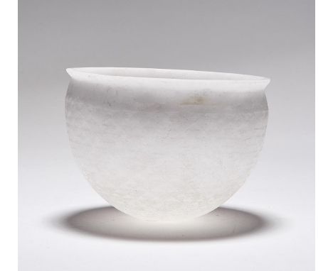 Alston, Margaret Schale (Liverpool 1956 geb.) In Form einer Dreiviertelkugel mit schmalem, ausbiegendem Rand. Pâte de verre i