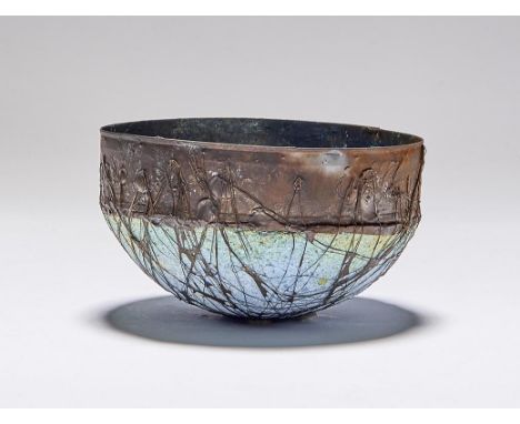 Robertson, Heike Kleines Schalenobjekt (Großbritannien 1961 geb.) Halbkugelige Form aus hellblauem Pâte de Verre, formgeschmo