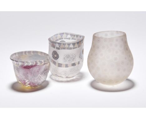 Lowe, Liz und andere Drei Schalenobjekte (Leicester 1956 geb.) Unregelmäßig bauchige Formen. Farbloses Glas, in Lüsterfarben 