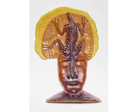Vlasáková, Eva Glasskulptur "Frau mit Salamander" (Tábor 1943 geb.) Hochrelief einer Büste mit Salamander auf ornamental reli