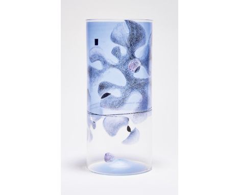 Rybácek, Karel Große Vase (Tschechien 1931-2006) Zylinderform. Farbloses Glas mit hellblauem Überfang und großen vegetabilen,