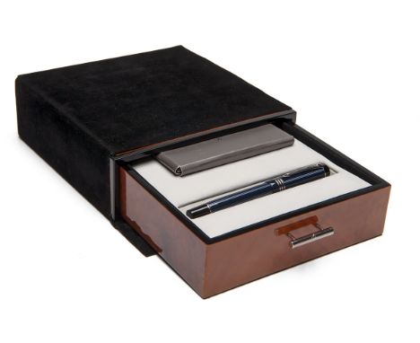 PARKER, ENGLANDA SPECIAL EDITION FOUNTAIN PEN, MODEL 'DUOFOLD PINSTRIPE 2004 EDITION',with black lacquered body and cap decor