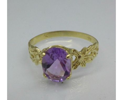 A 9ct gold and amethyst ring, 1.4g, P