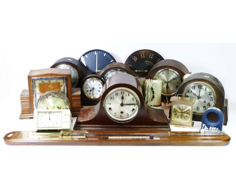 A collection of mantel clocks, carriage clocks and anniversary clocks, with manual wind and quartz movements. (3) 