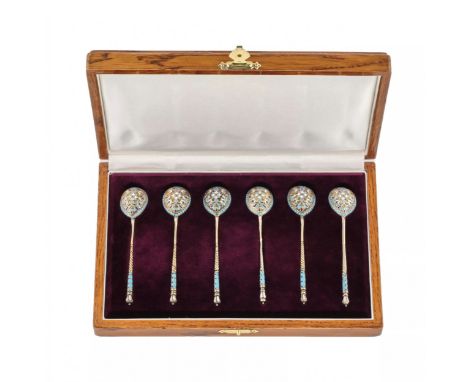 Set of 6 teaspoons with twisted handle, cloisonné enamel in a case. Moscow, 1899-1908, .84 silver standards. Master monogamis