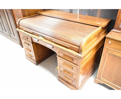 A late 19th or early 20th Century Globe Wernicke oak roll top desk having tambour top
W152 D90 H98cm