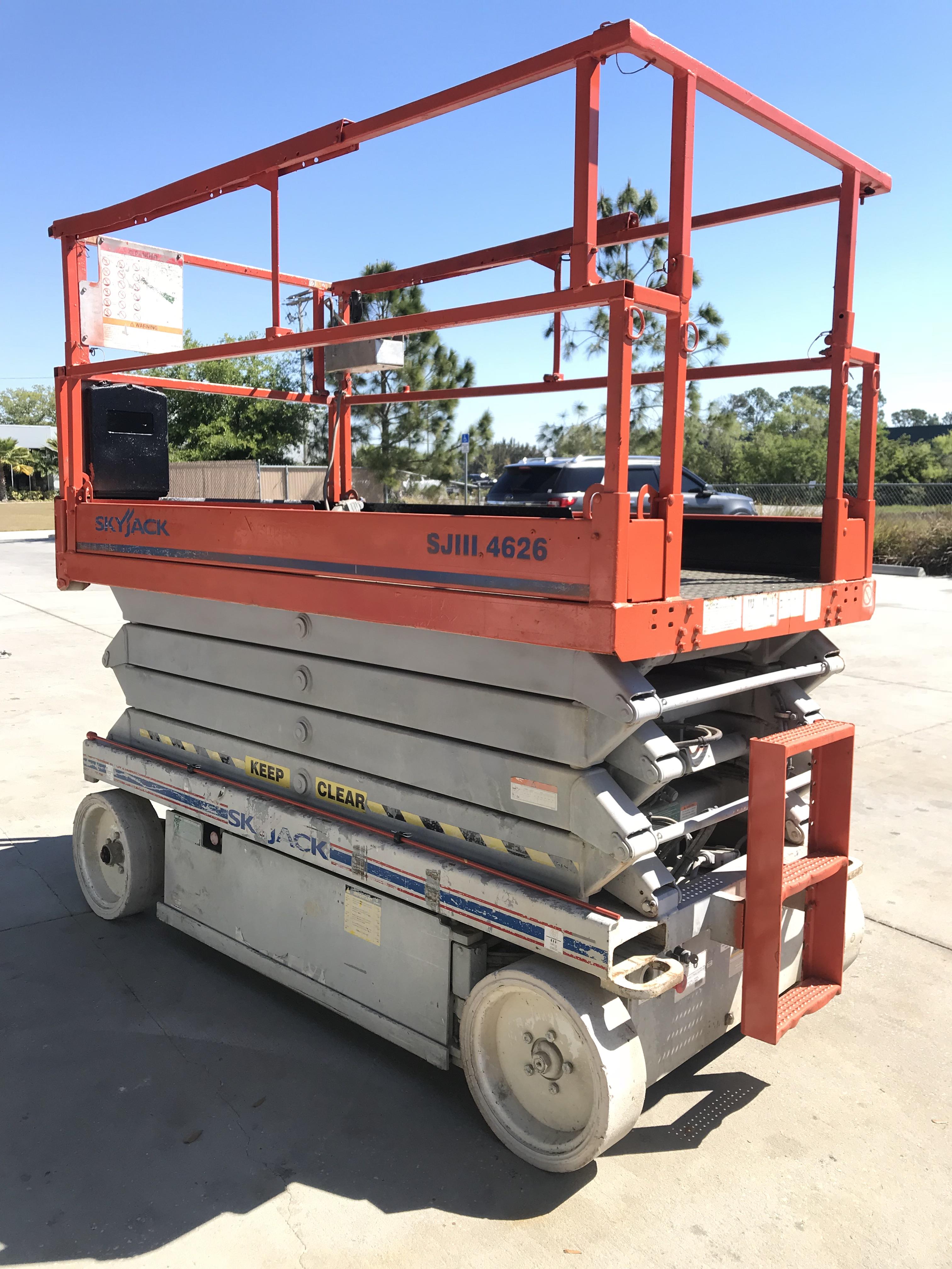 SKYJACK SJIII 4626 SCISSOR LIFT W/ BUILT IN BATTERY CHARGER, 1,000LB