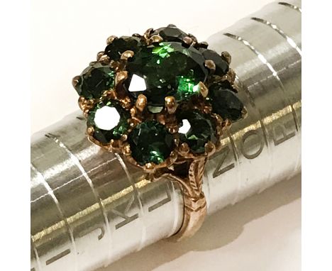 9CT GOLD RING - GREEN STONE CLUSTER RING