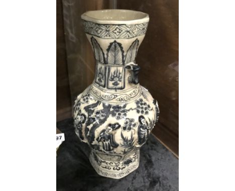 CHINESE BLUE &amp; WHITE CRACKLE GLAZE VASE - 28CM HEIGHT