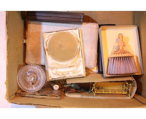 Mixed vintage collectables, including compacts, lipstick holders, cased pens etc. P&amp;P Group 2 (£18+VAT for the first lot 