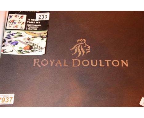 Boxed Royal Doulton vintage orchard fourteen piece table set. Not available for in-house P&amp;P 