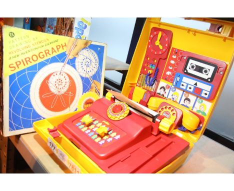 Vintage children's Petite typewriter and spirograph. Not available for in-house P&amp;P 