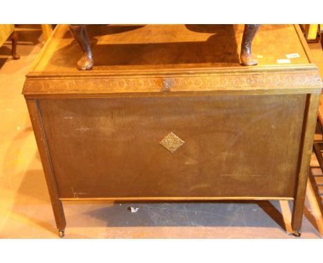 Large vintage blanket box. Not available for in-house P&amp;P 