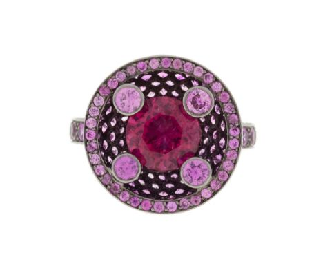 Boucheron, bague or 750 noirci composée d'une demi-sphère entièrement pavée de saphirs roses taille brillant dont un plus imp