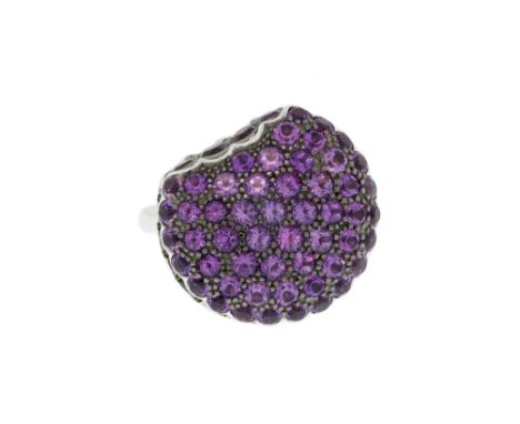 Boucheron, Tentation macaron, bague or gris et or noirci 750 figurant un macaron croqué pavé d'améthystes taille rond, signée