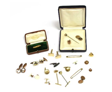 A collection of gentlemen's jewellery, to include a pair of 9ct gold cufflinks, a bar brooch with engine turned decoration, m