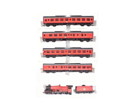 Model Railway - Bachmann OO gauge Hogwarts Express trainset, including a locomotive, tender and four coaches. Remains within 