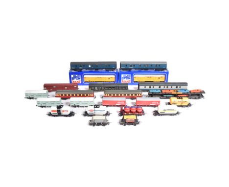 Model Railway - a collection of assorted OO gauge trainset rolling stock from various makers, comprising of; Lima, Wrenn and 