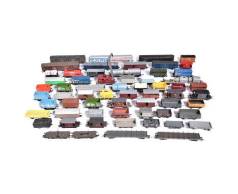 Model Railway - a collection of assorted OO gauge model railway trainset locomotive rolling stock coaches / carriages and wag